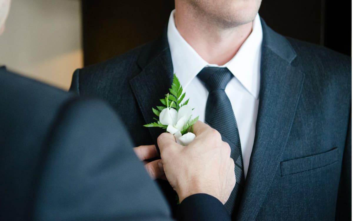 jak ubrać mężczyznę na wesele